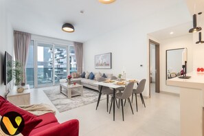 Elite-huoneisto | Oleskelualue | 65–tuumainen äly-TV, jossa kaapelikanavat