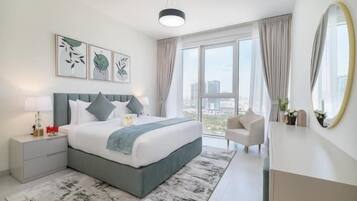 Departamento superior | Caja de seguridad en la habitación y tabla de planchar con plancha