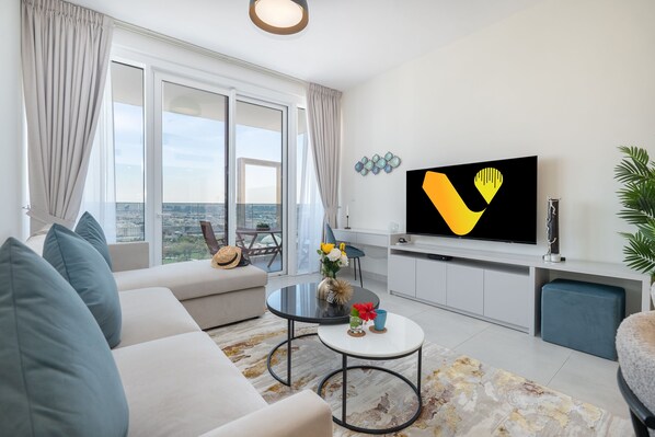 スーペリア アパートメント | リビング エリア | 65 インチのスマートテレビ (ケーブル放送視聴可)