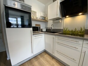 Micro-ondes, four, plaque de cuisson, lave-vaisselle