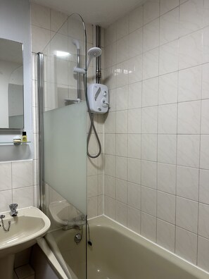 Bathroom - Farmhouse Inn (Dunmow)