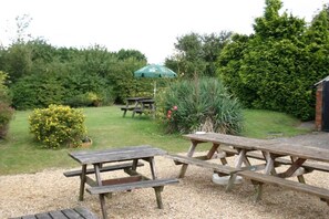 Outdoor dining - Farmhouse Inn (Dunmow)