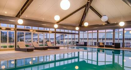 Horizons 306 - Deluxe Lake Front Studio l Pool l Tennis l WiFi l BBQ