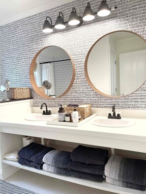 Douche, sèche-cheveux