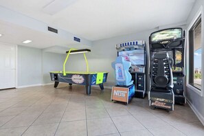 Ein Raum mit Billardtisch, Spielgerät und Automaten.