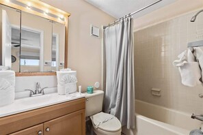 Bañera, secador de pelo y toallas