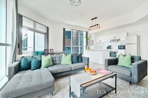 Apartment | Living room - LUX The Dubai Marina View Suite (Dubai)