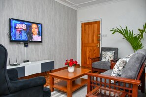 Apartamento, 1 quarto | Sala de estar | TV de tela plana 32 polegadas com canais digitais, TV, escritórios