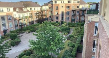 Elegant and tranquil apartment in prime location. Beautiful landscaped gardens!