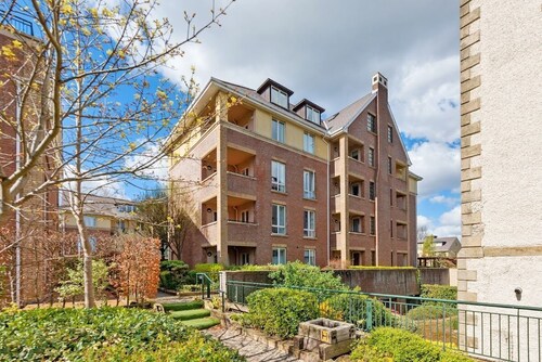 Elegant and tranquil apartment in prime location. Beautiful landscaped gardens!