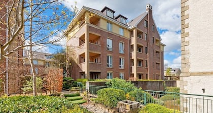 Elegant and tranquil apartment in prime location. Beautiful landscaped gardens!