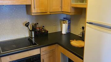 Fridge, microwave, oven, coffee/tea maker
