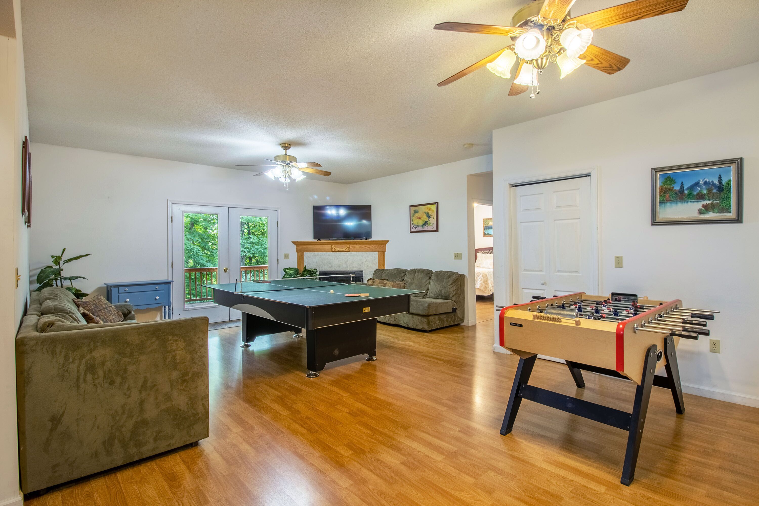 NEW! Game Room-Fireplace-FREE Resort Rec Passes!