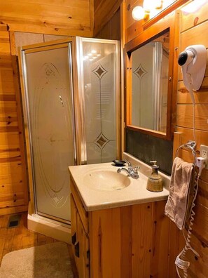 Bathtub, hair dryer, towels - Cozy Woods Cabin (Ruidoso)