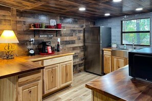 Kylskåp, mikrovågsugn, ugn och spishäll