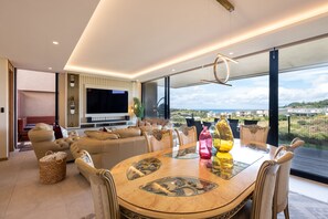 Exclusive-Villa | Essbereich im Zimmer