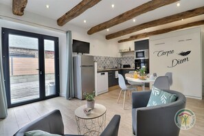 Réfrigérateur, micro-ondes, four, plaque de cuisson