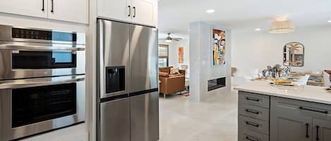 Geladeira, micro-ondas, fogão, cooktop