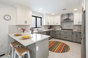 Kjøleskap, mikrobølgeovn, ovn og kokeplater