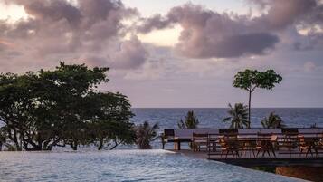 2 kolam renang outdoor, dengan kursi berjemur