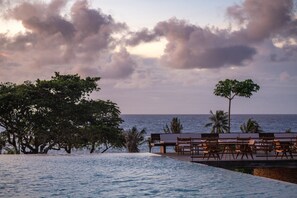 2 piscinas al aire libre, sillones reclinables de piscina