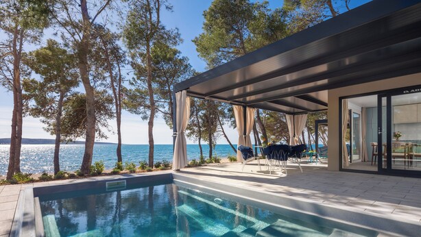 Amber Sea Luxury Holiday Home with pool | Teras/patio