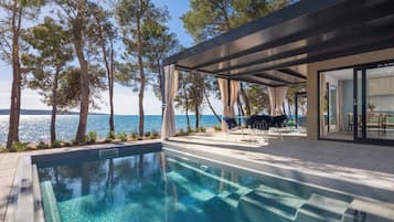 Amber Sea Luxury Holiday Home with pool | Terrace/patio