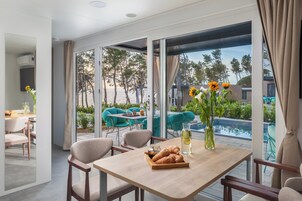 Family Luxury Holiday Home With Pool | 餐厅