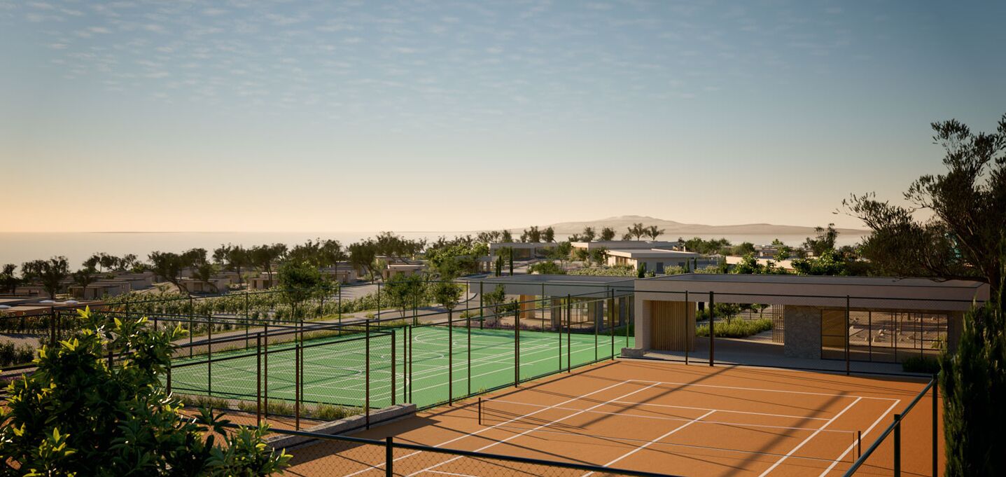 Un court de tennis avec un filet, entouré de verdure et avec des bâtiments en arrière-plan.
