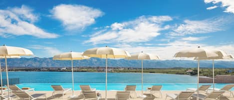 Una piscina al aire libre de temporada