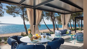 Amber Sea Luxury Holiday Home with pool | Terrasse/gårdhave