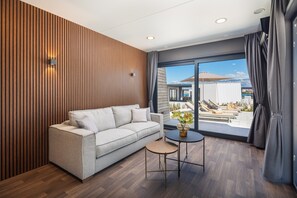 Luxury Glamping Villa with pool | Área de sala de estar | Televisión de pantalla plana