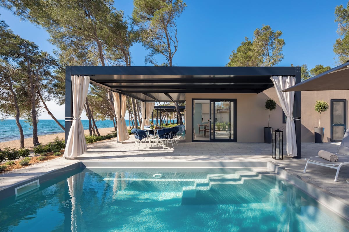 Amber Sea Luxury Holiday Home with pool | 2 slaapkamers, een kluis op de kamer, een bureau, gratis wifi