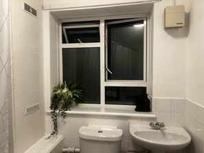 公寓 | 浴室 | 淋浴/盆浴组合、深泡浴缸、毛巾