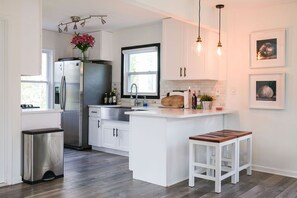 Refrigerador, microondas, horno y parrilla de estufa 