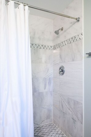 Combined shower/bathtub, towels - Kensington Home, 3 levels, 4 BR 4 BA, yard, Parking (Kensington)