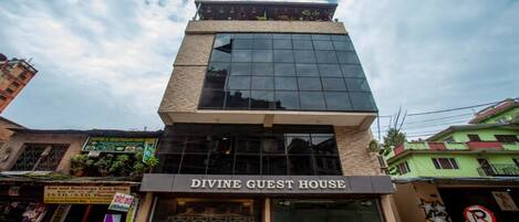 Vista frontal de la propiedad