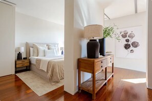 1 slaapkamer, een kluis op de kamer, een bureau