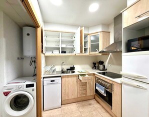 Wasserkocher mit Kaffee-/Teezubehör, Kühlschrank, Mikrowelle, Ofen