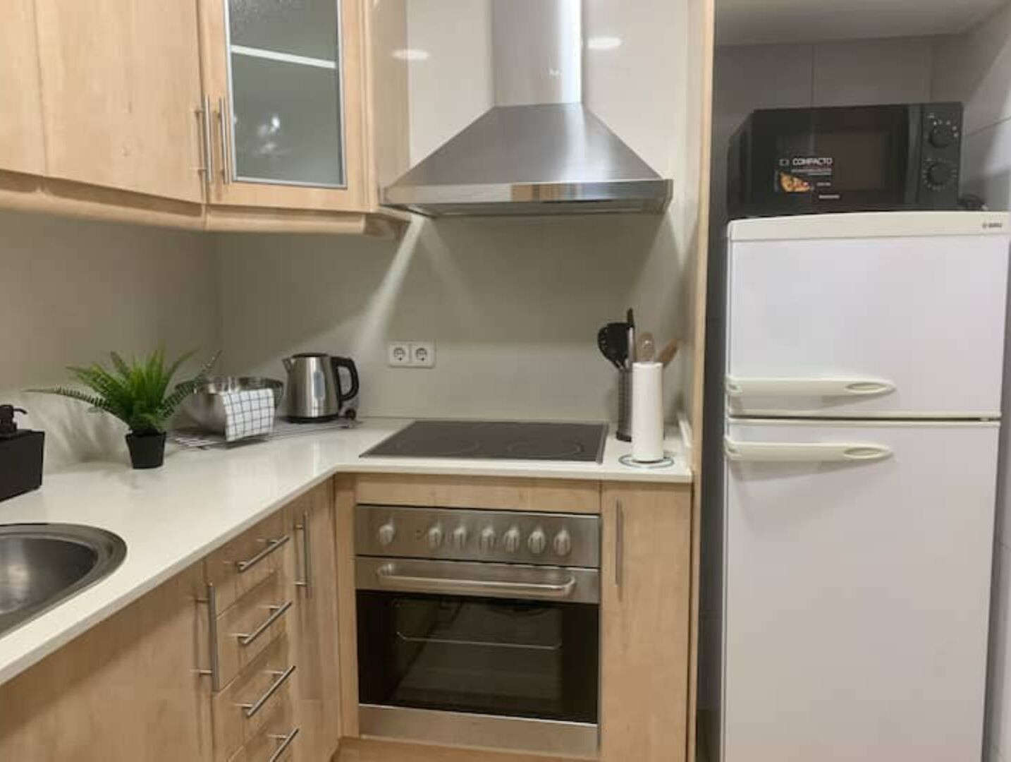 Jääkaappi, mikroaaltouuni, uuni, liesi