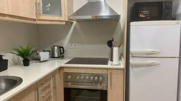 Jääkaappi, mikroaaltouuni, uuni, liesi