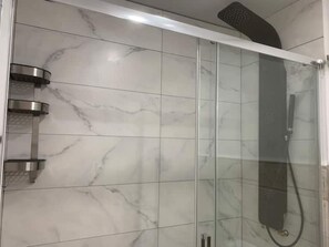 Douche, séchoir à cheveux, serviettes fournies, savon