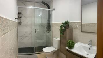 Ducha, secador de pelo, toallas y jabón
