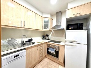 Coffee/tea maker, fridge, microwave, oven