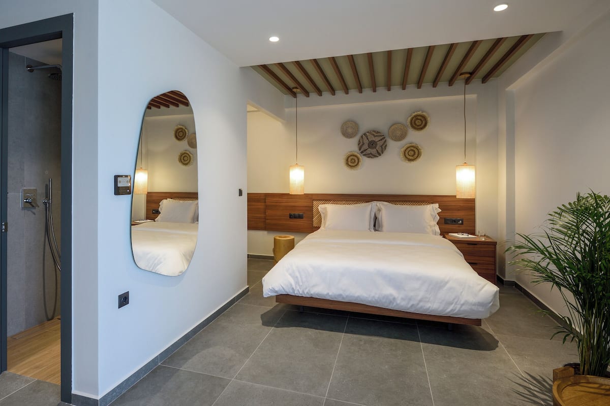 Junior Suite with Sea View | 1 bedroom, hypo-allergenic bedding, minibar, in-room safe