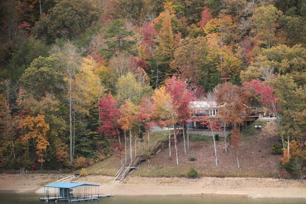 Lakefront Paradise Beautiful Fall colors