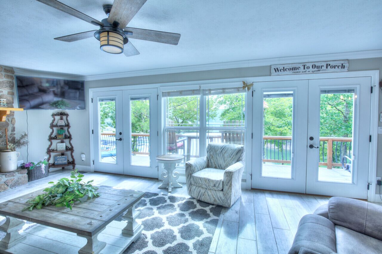 TV connectée, cheminée, jeux vidéo, table de tennis de table