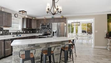 雪櫃、微波爐、焗爐、爐具