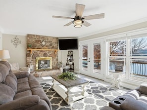 TV connectée, cheminée, jeux vidéo, table de tennis de table