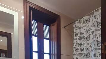 Een douche, een haardroger, handdoeken, zeep